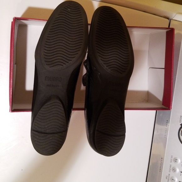 Women's Munro Shoes. Flats, with Silver buckle. Bl - Picture 4 of 5
